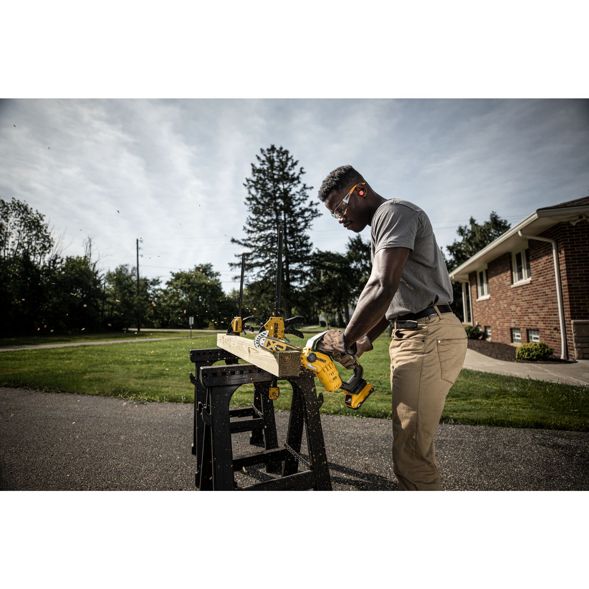 20V MAX 8 in Brushless Cordless Pruning Chainsaw Kit With 3 Ah