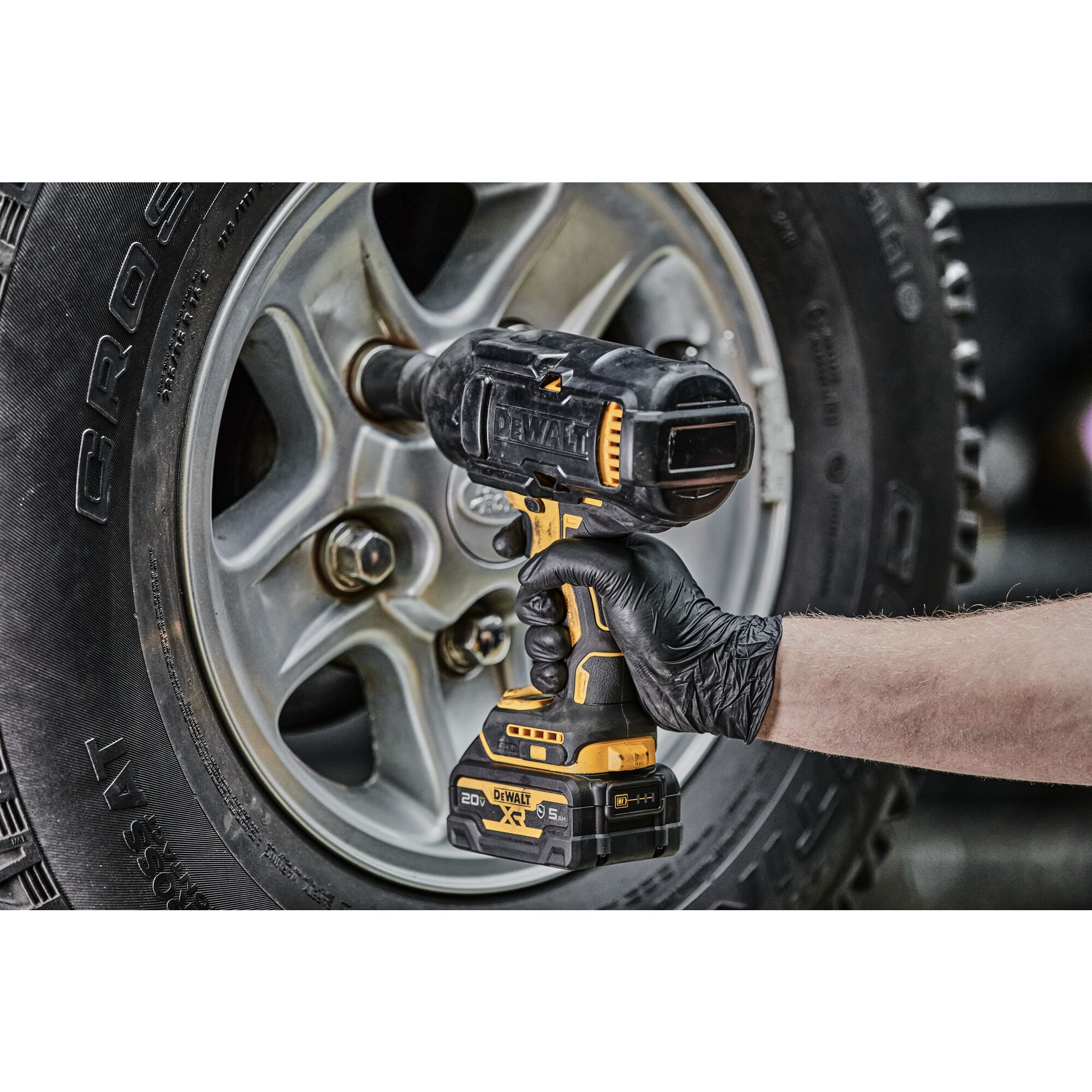 20V MAX XR 1 2 In. High Torque Impact Wrench with Hog Ring Anvil