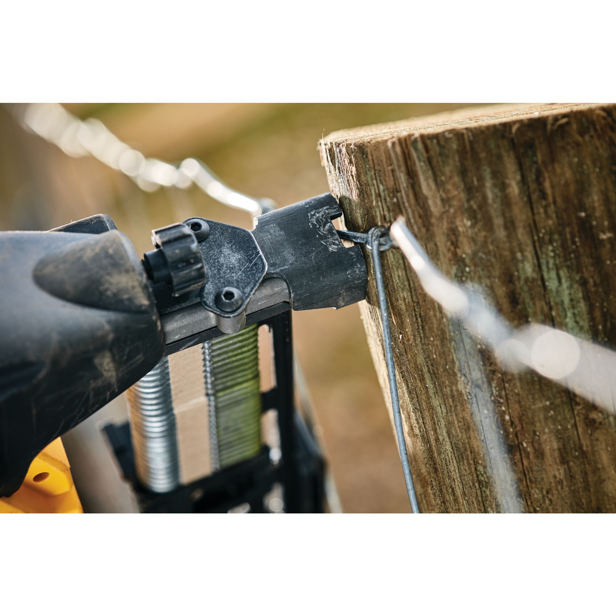 Dewalt cordless fencing stapler hot sale