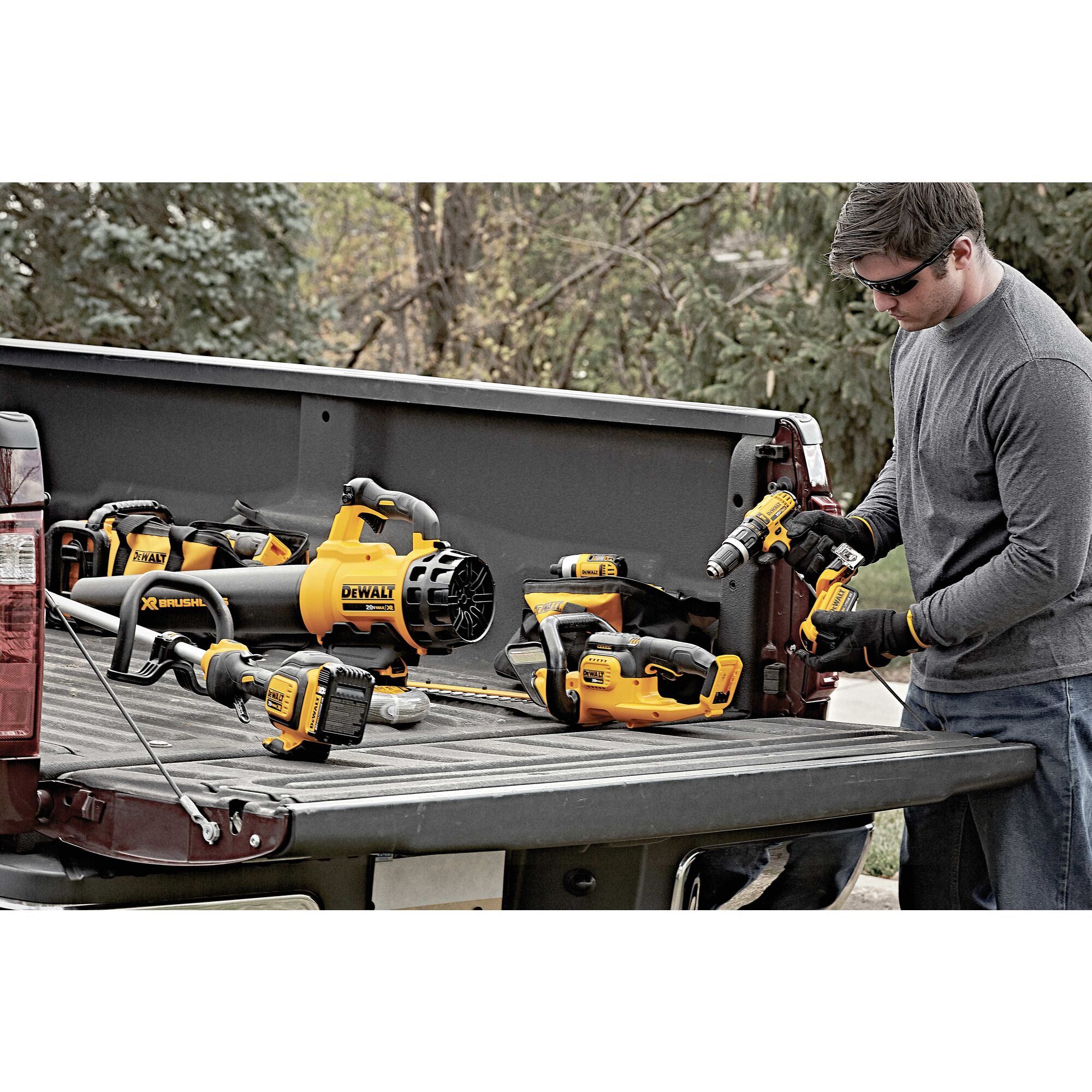 Dewalt hedge trimmer with deals battery and charger