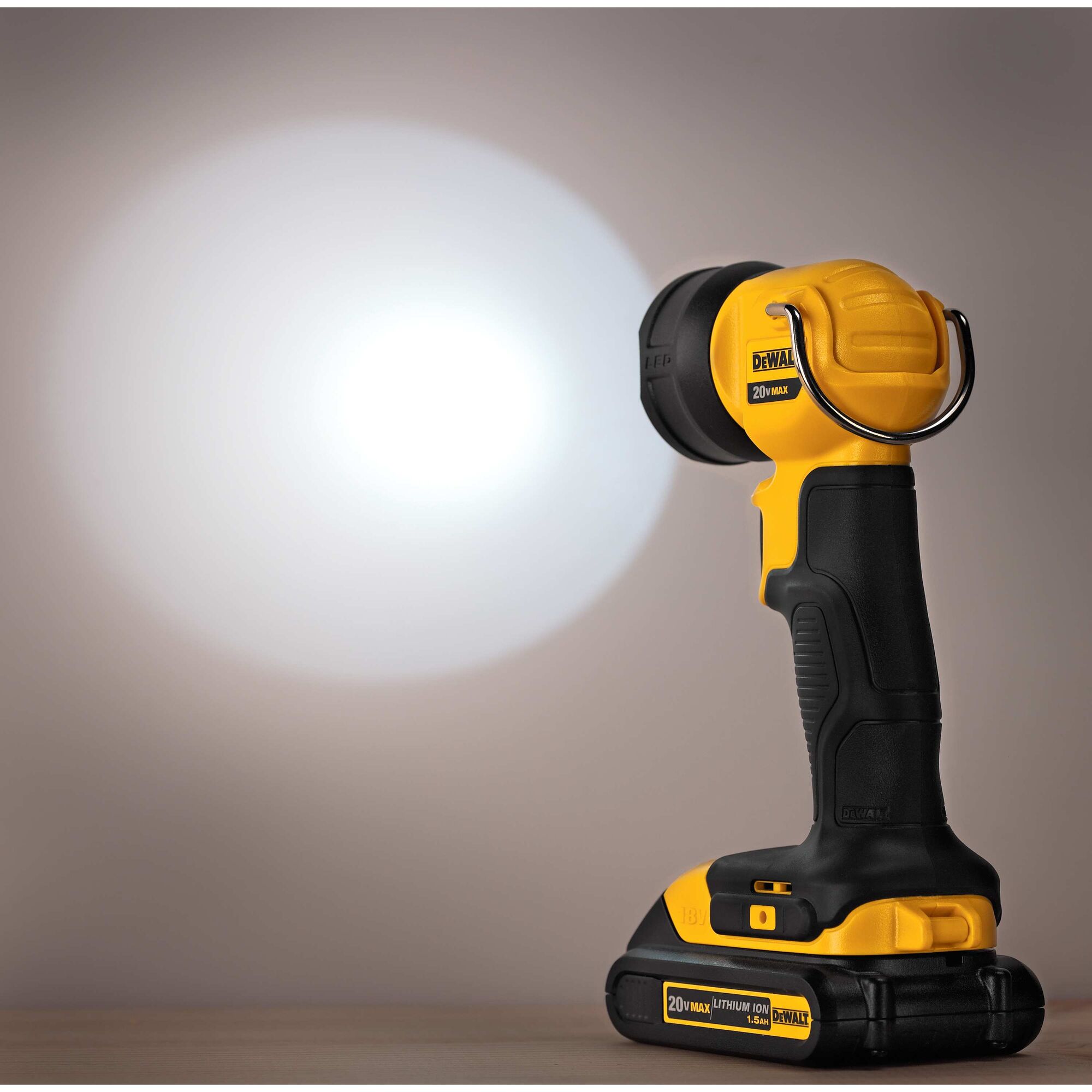 Dewalt flashlight with discount battery and charger