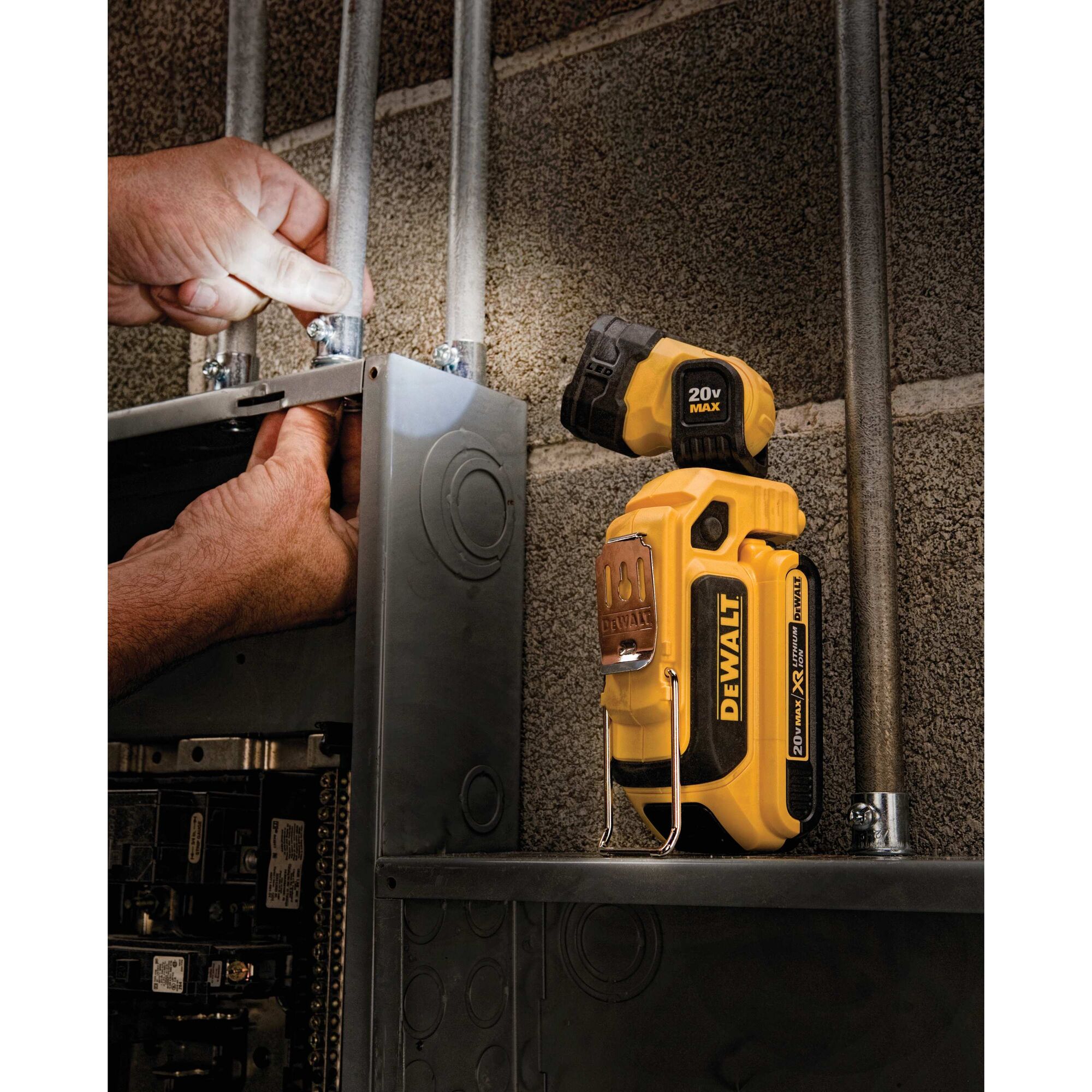 Dewalt 20 volt online light stand