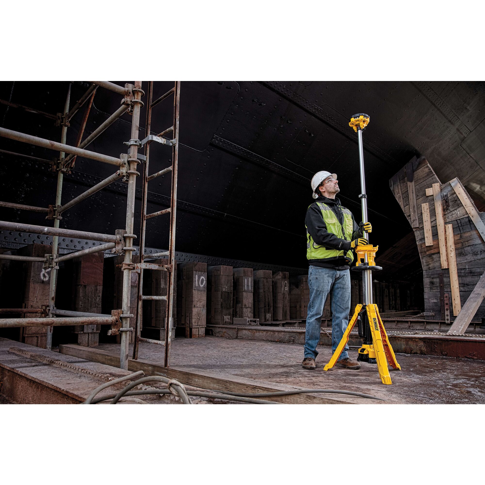 Dewalt led best sale tripod light