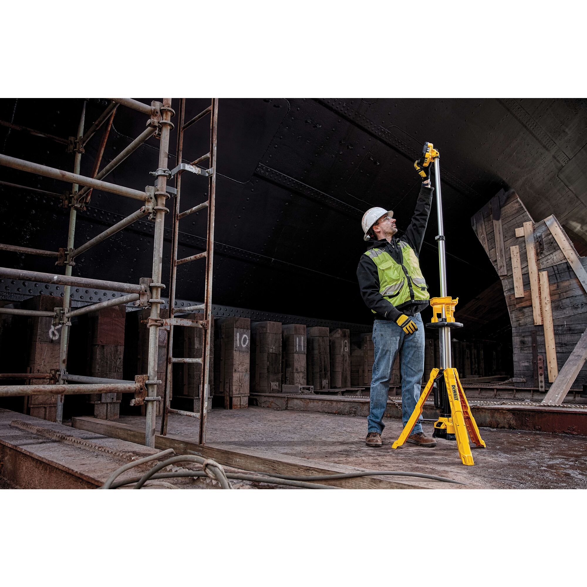 Dewalt work light online tripod