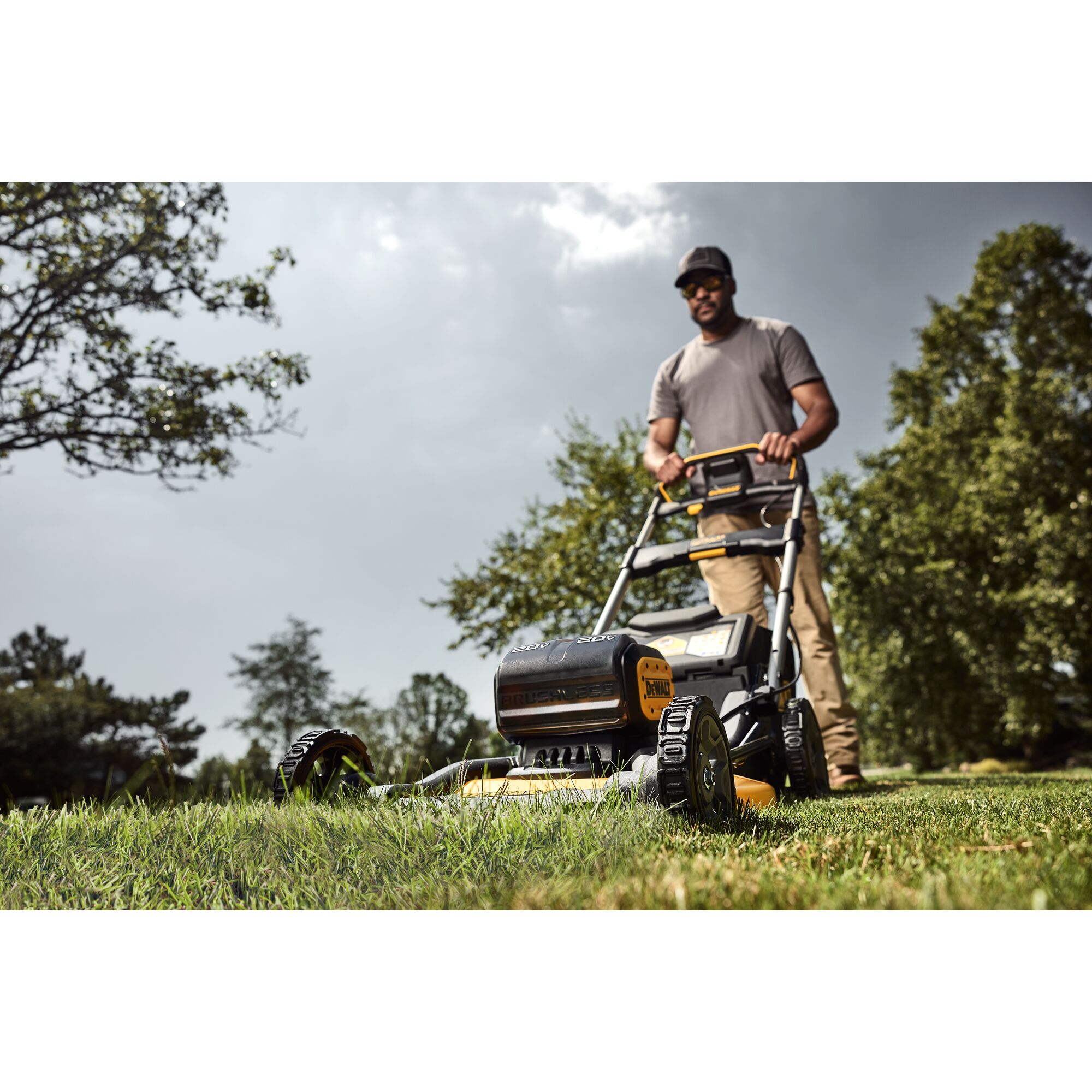 DEWALT 2X20V MAX XR Cordless Push Mower Kit DEWALT