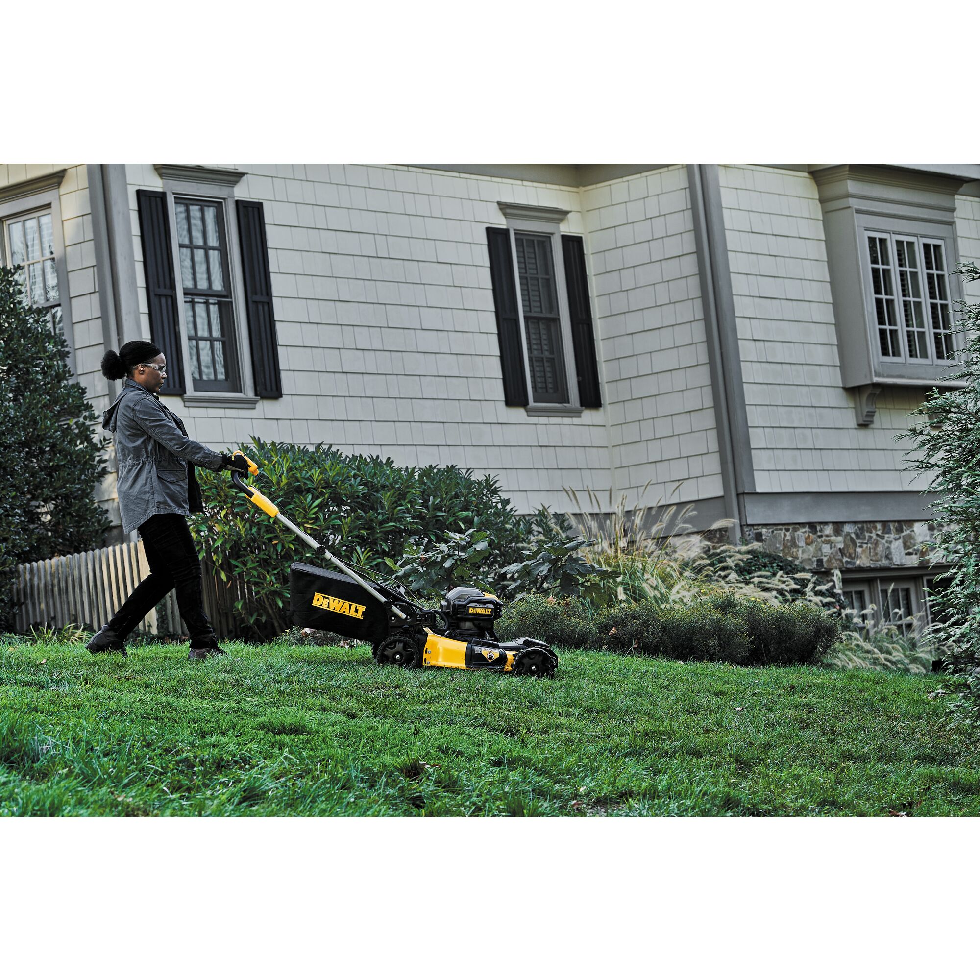 Dewalt cordless self propelled lawn online mower