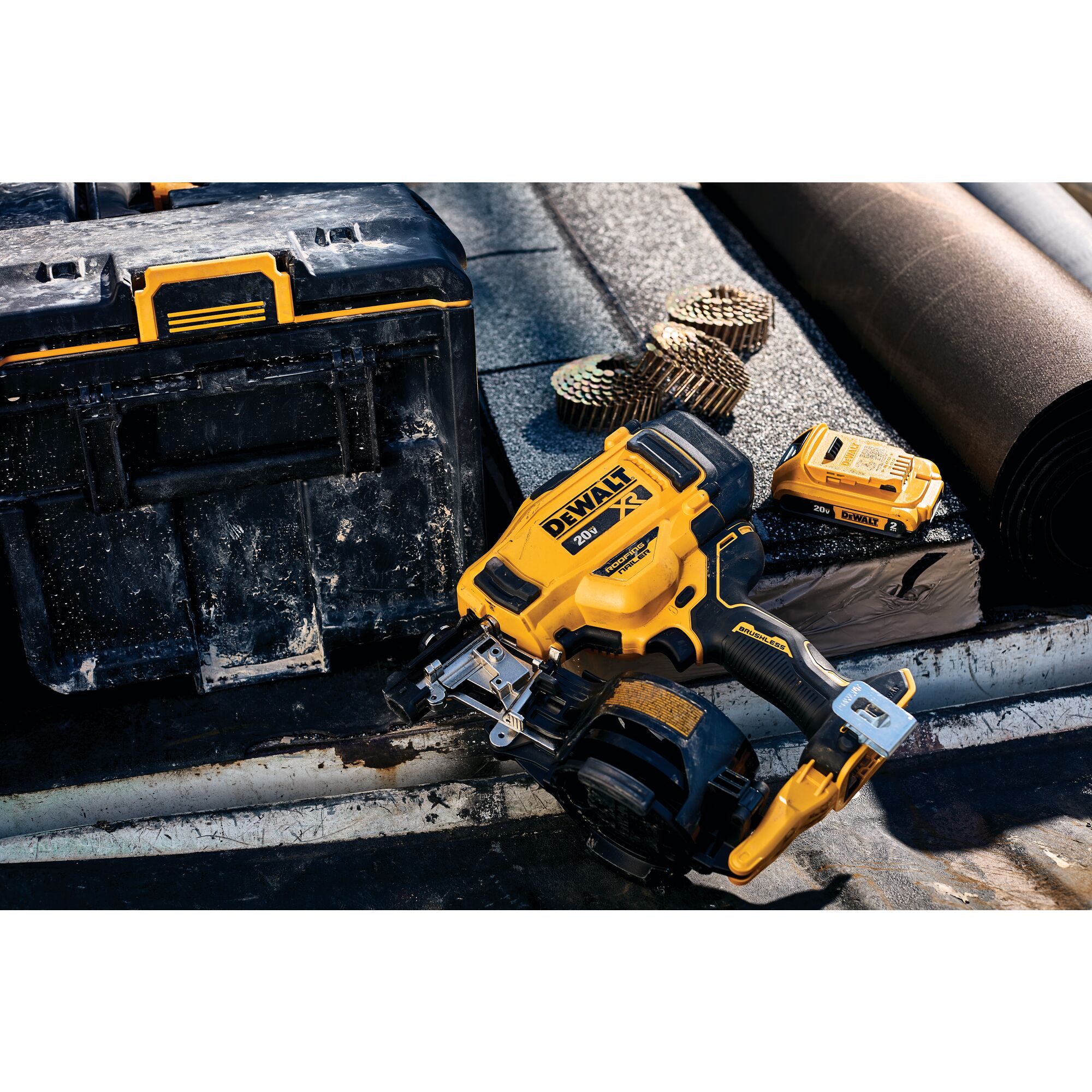 20V MAX* 15° Cordless Coil Roofing Nailer Kit | DEWALT