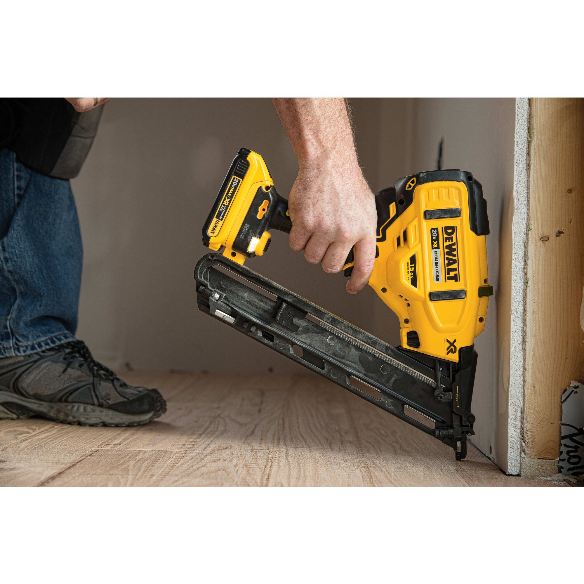 Dewalt 15 gauge discount finish nailer cordless