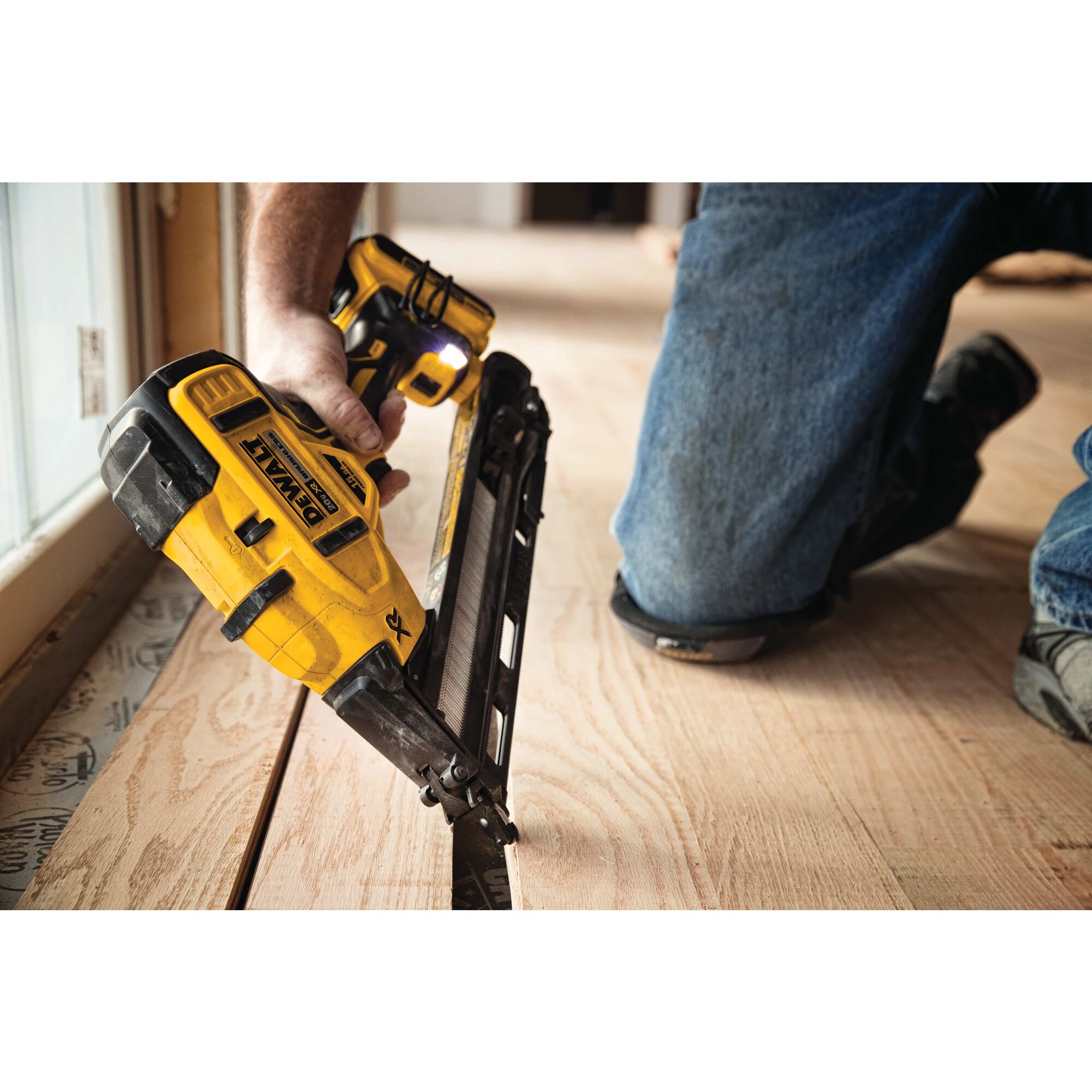 Dewalt cordless 15 discount gauge finish nailer