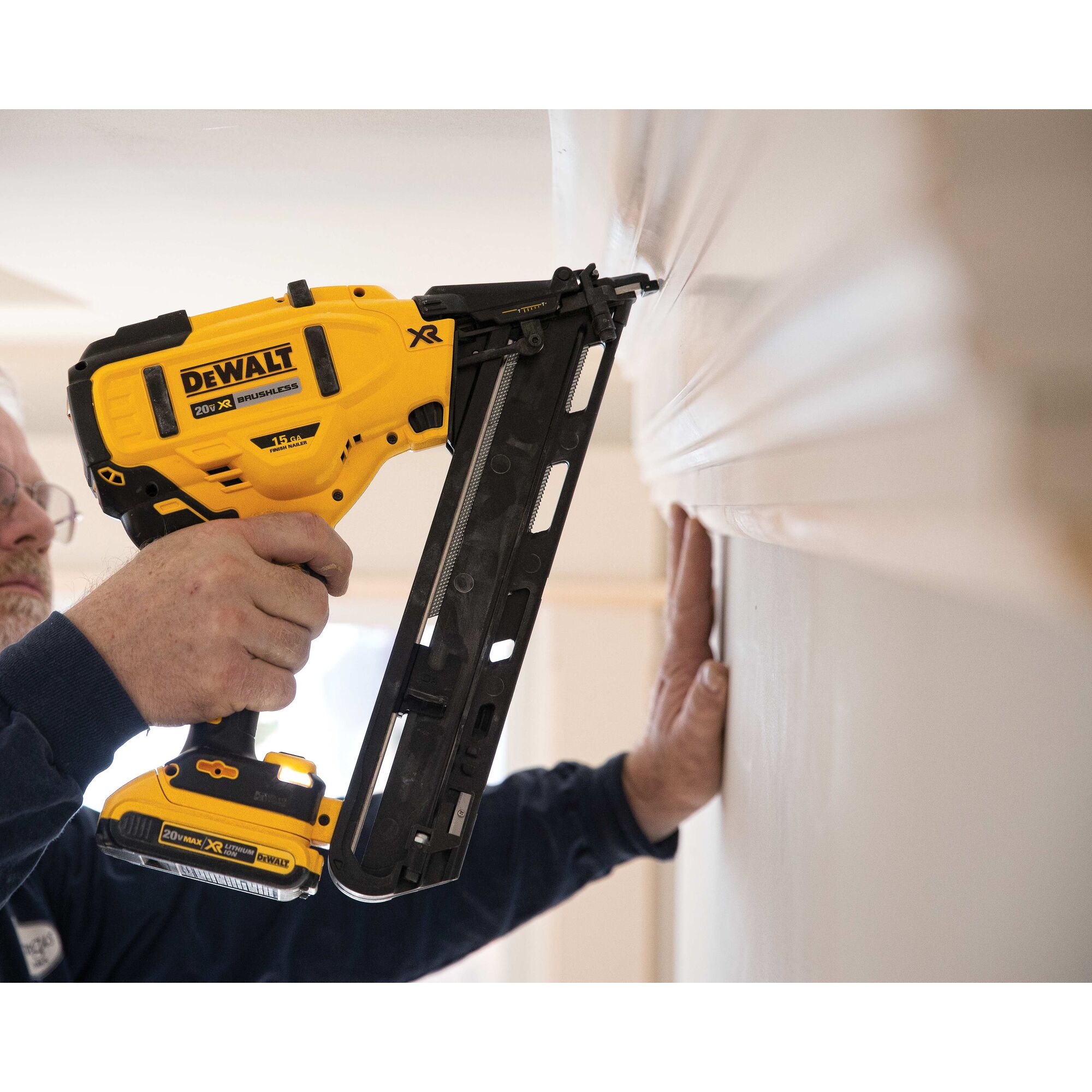 Dewalt cordless nail discount gun 15 gauge