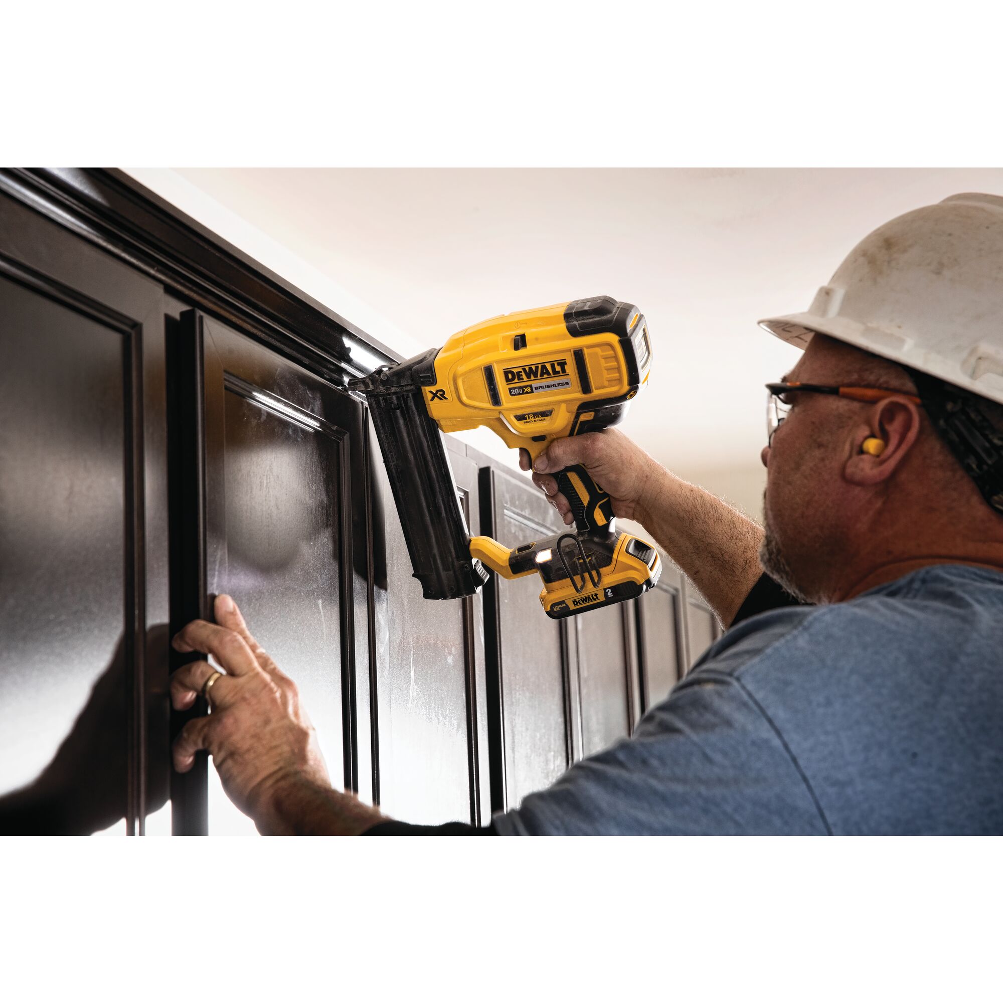 18g dewalt 2025 nail gun