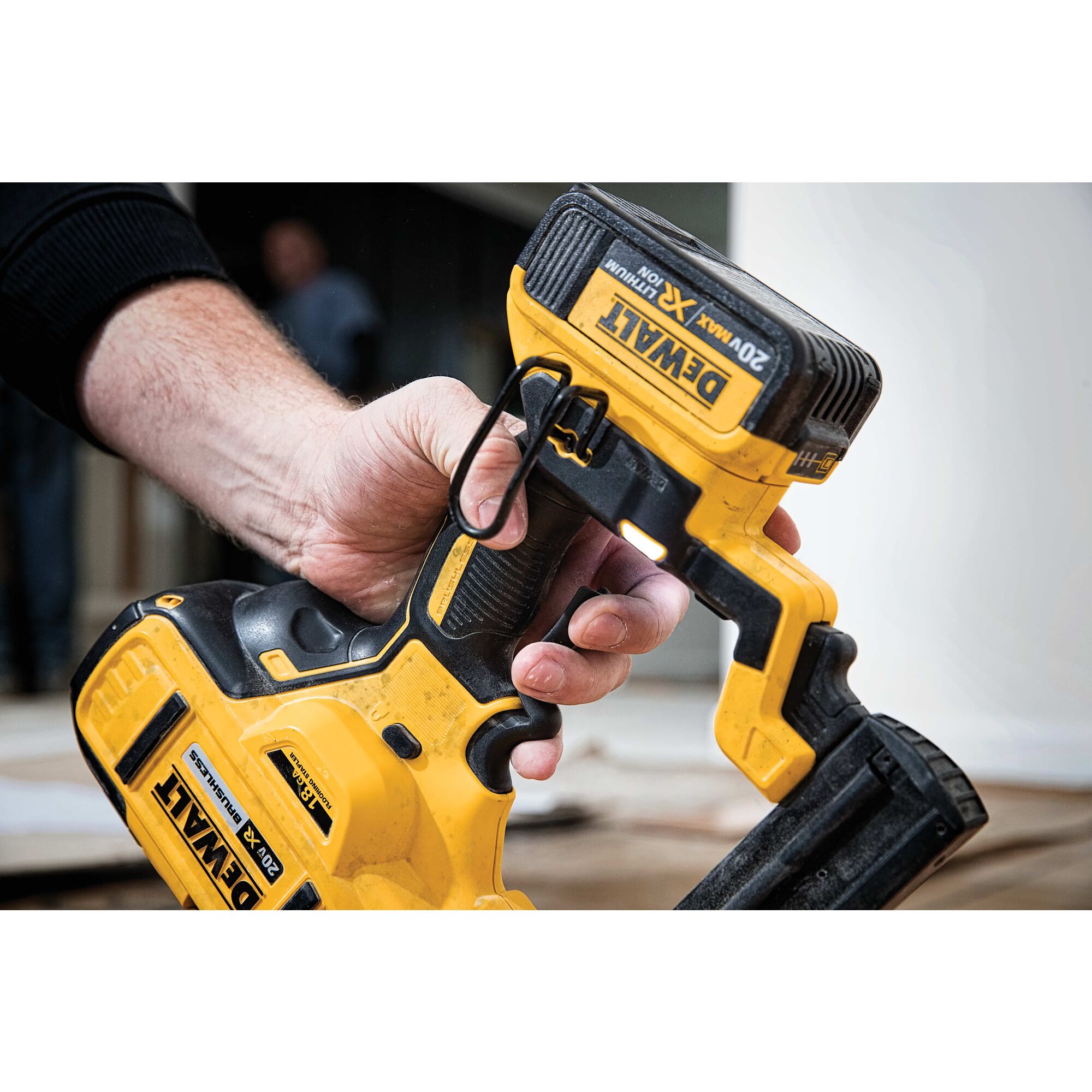 Dewalt 18 ga 2025 flooring stapler kit