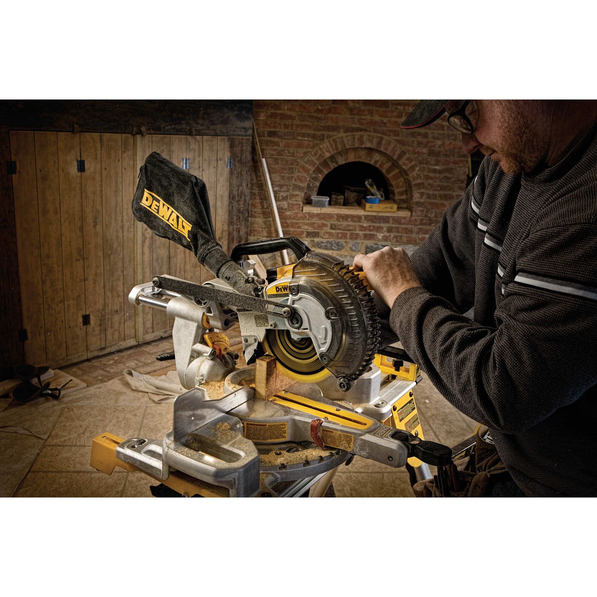 20V MAX 7 1 4 in. Sliding Miter Saw Kit DEWALT