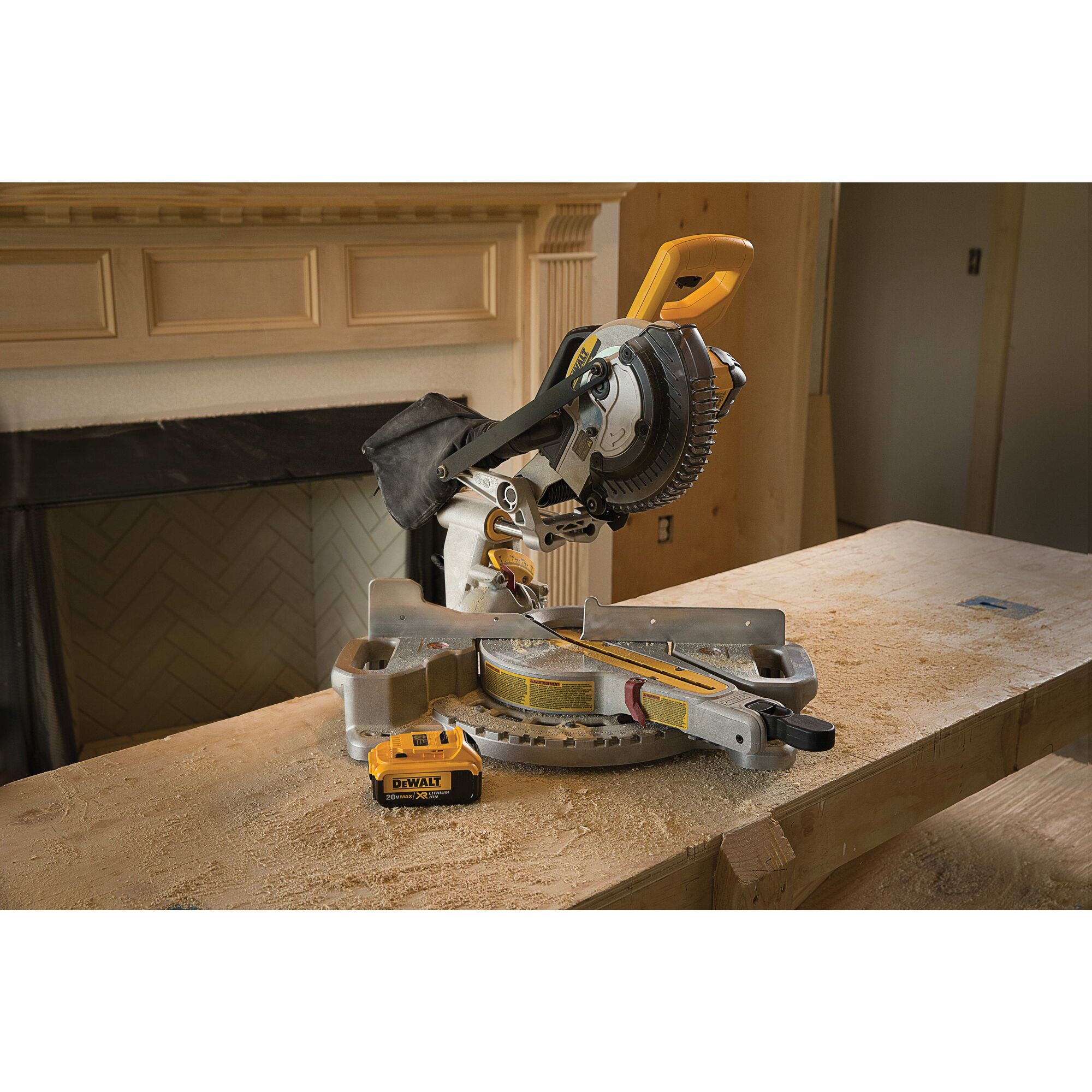 20V MAX 7 1 4 in. Sliding Miter Saw Kit DEWALT