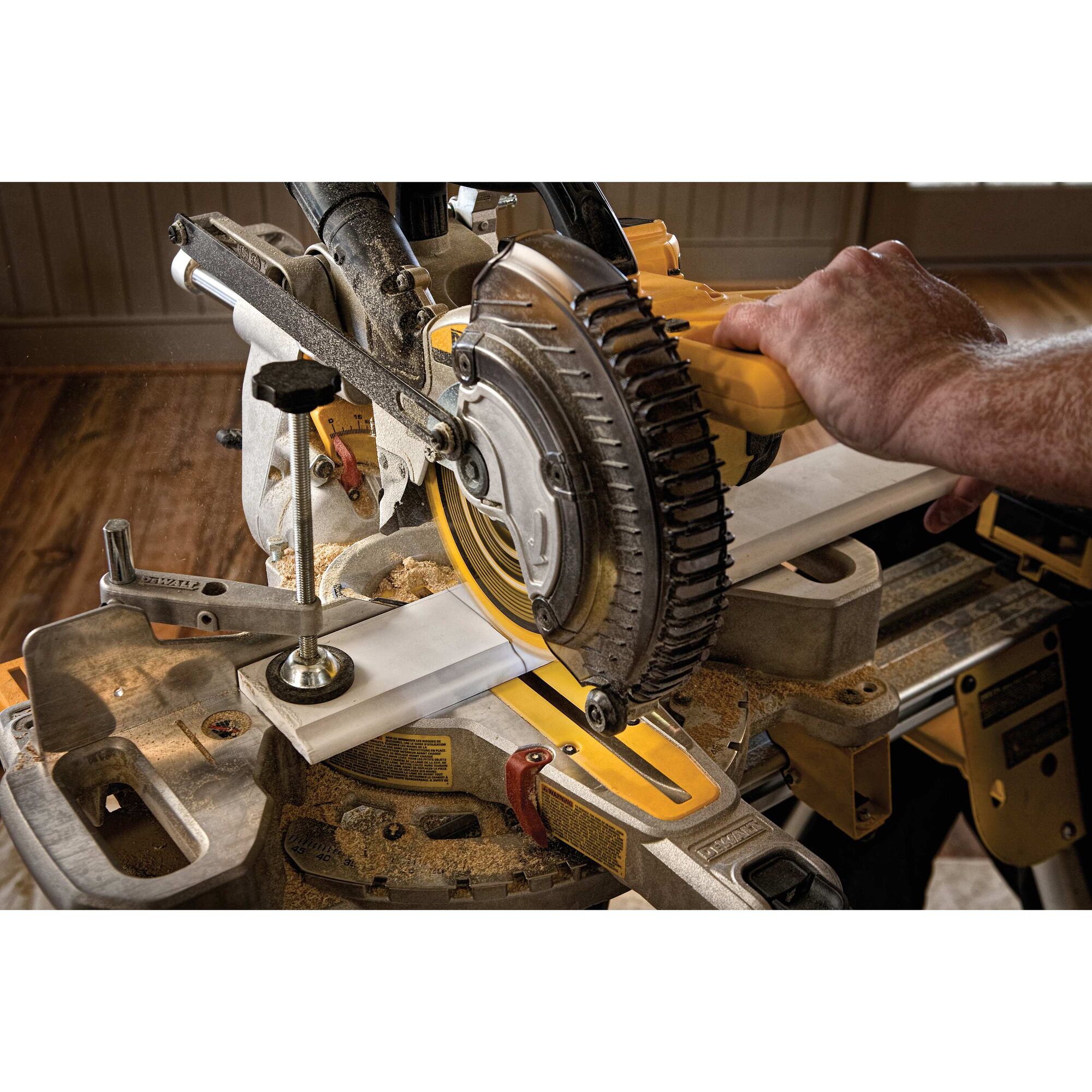 20V MAX 7 1 4 in. Sliding Miter Saw Kit DEWALT