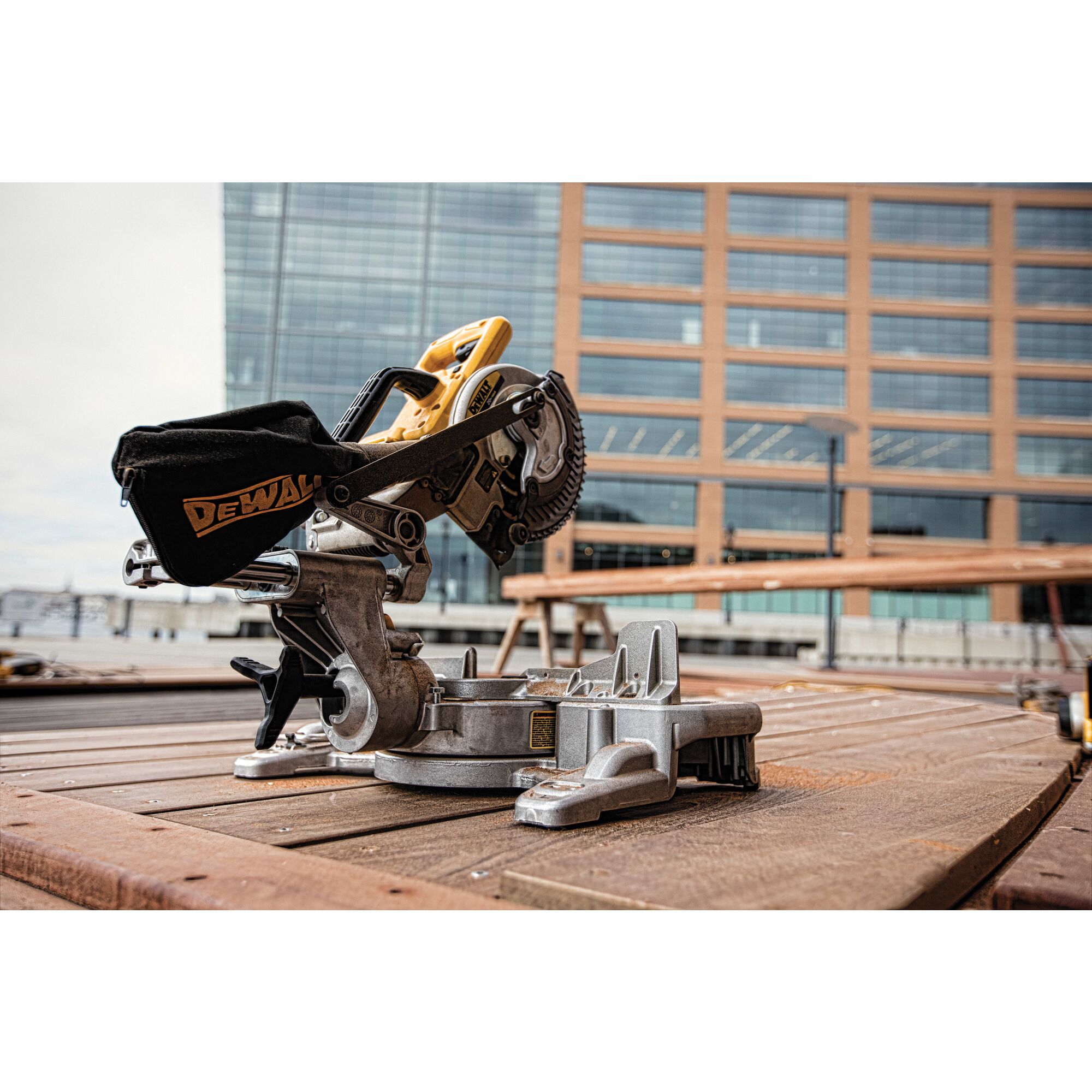 Battery powered miter online saw dewalt