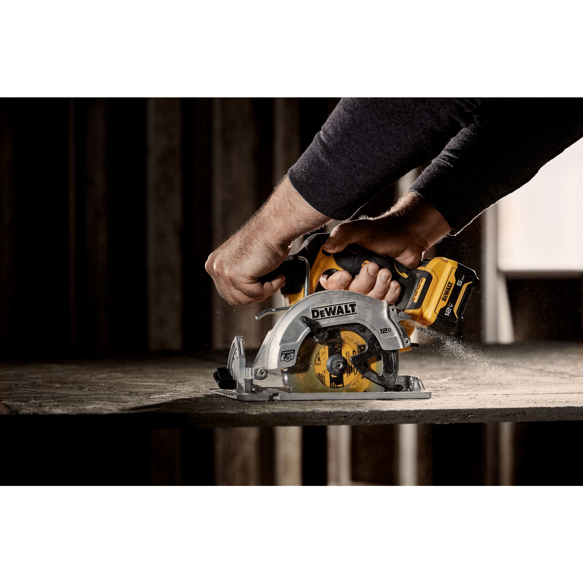 Dewalt battery saw discount saw