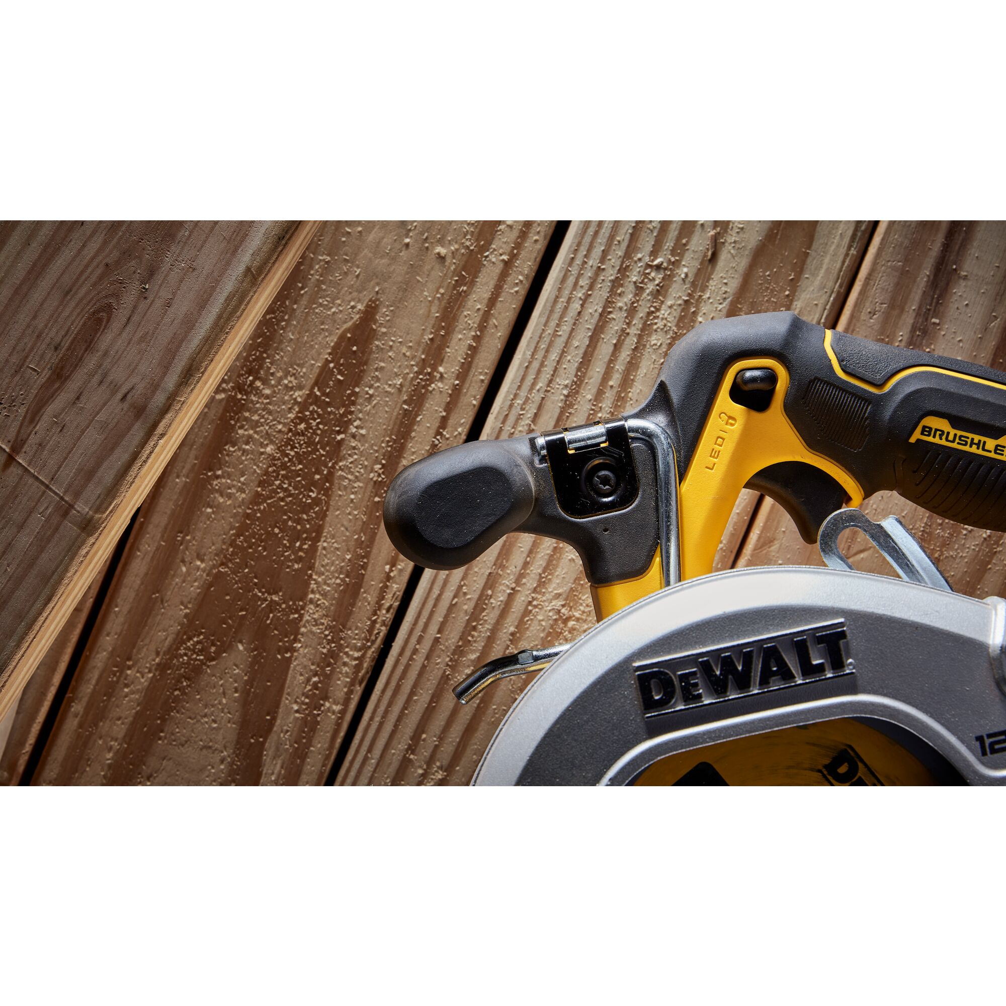 XTREME™ 12V MAX* 5-3/8 in Brushless Cordless Circular Saw Kit | DEWALT