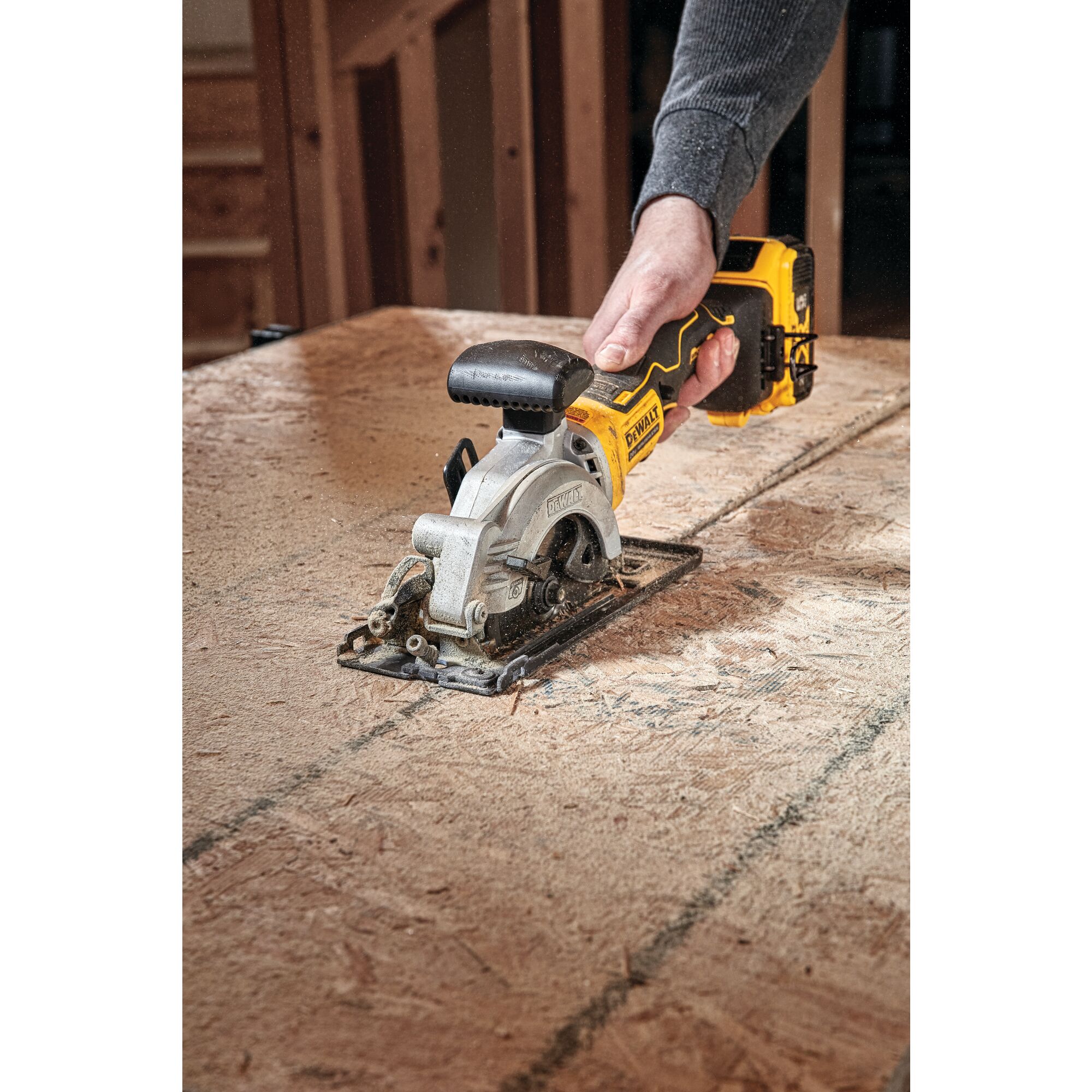 Dewalt 20v max 2025 brushless circular saw