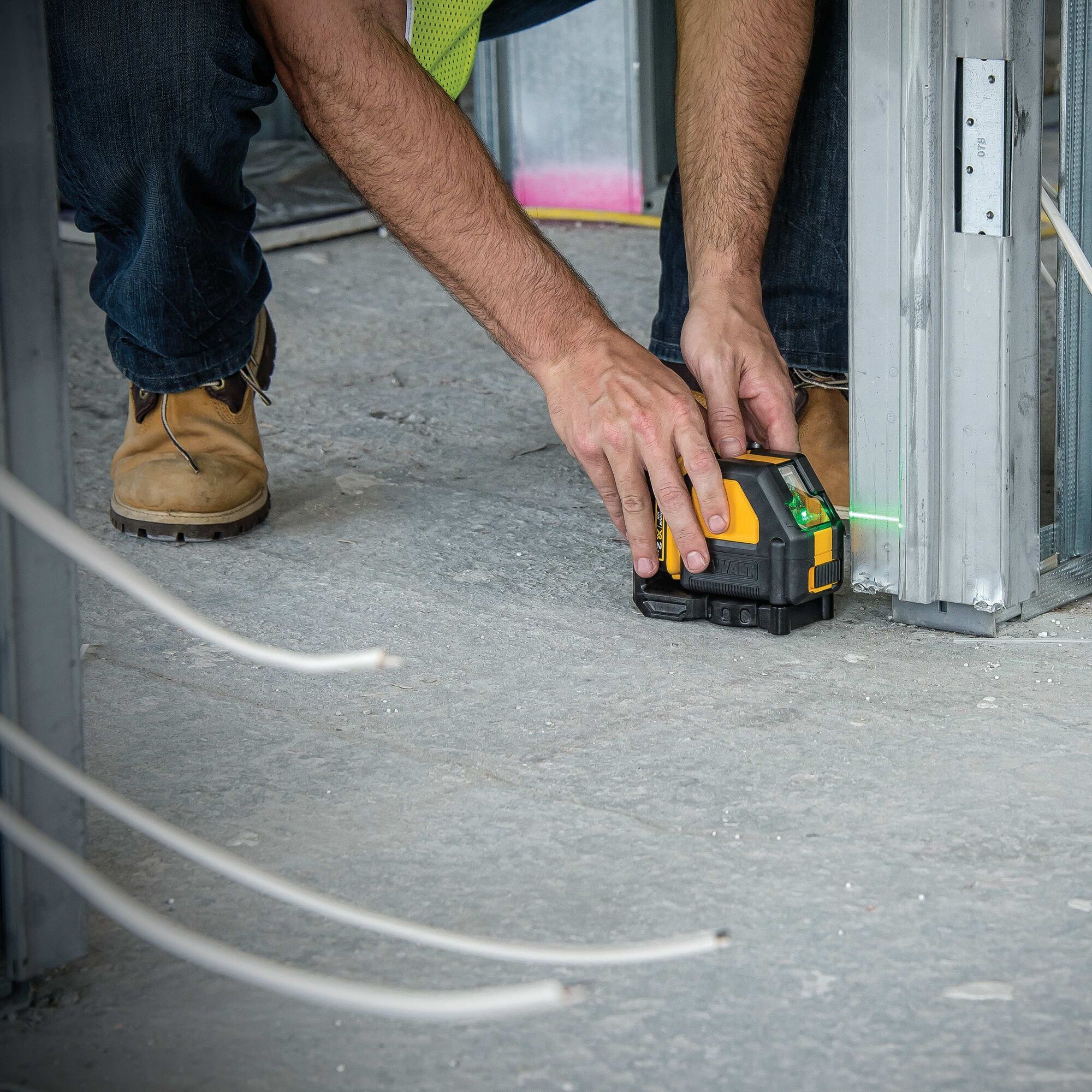 12V MAX Green Cross Line Laser DEWALT