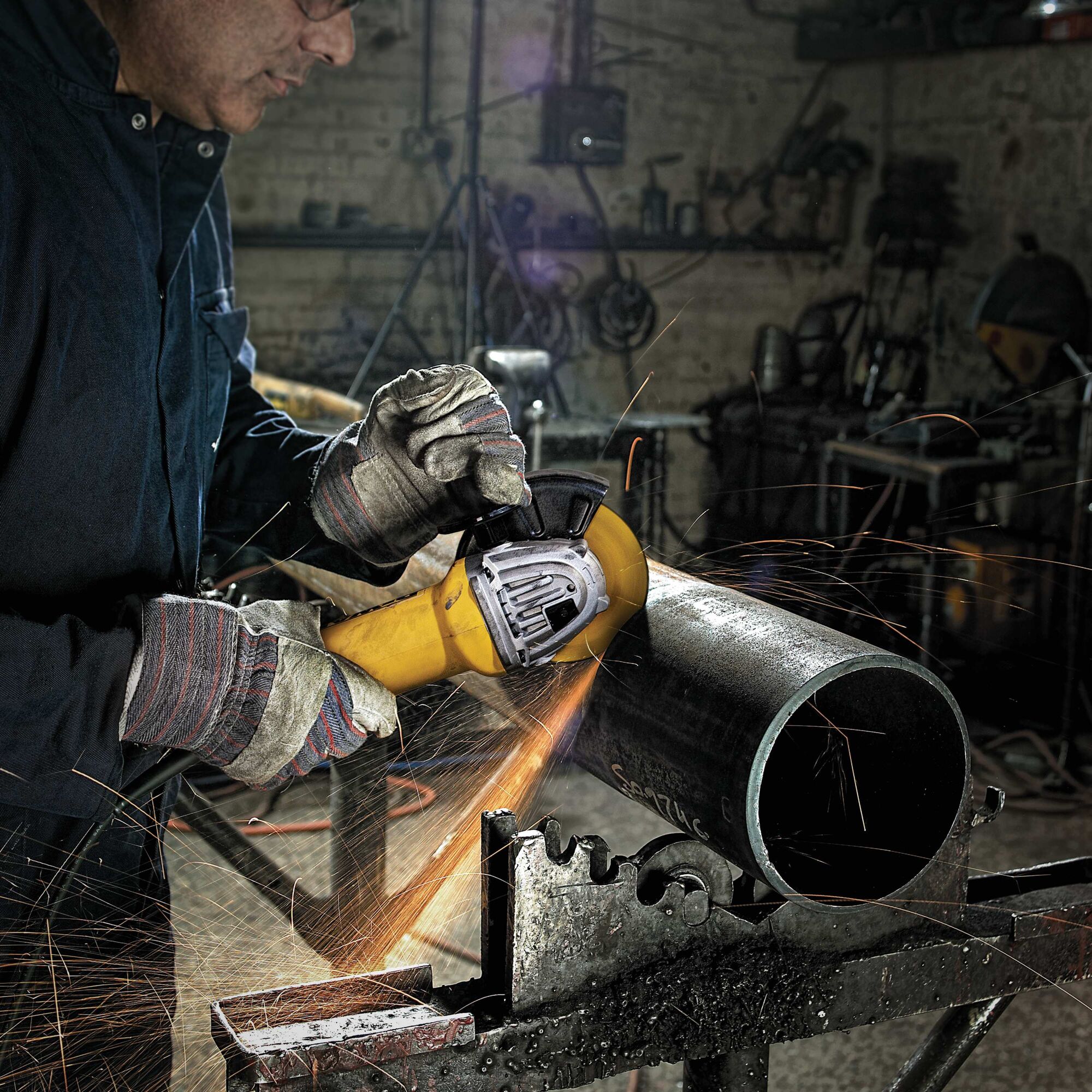 Dewalt dwe402 outlet small angle grinder