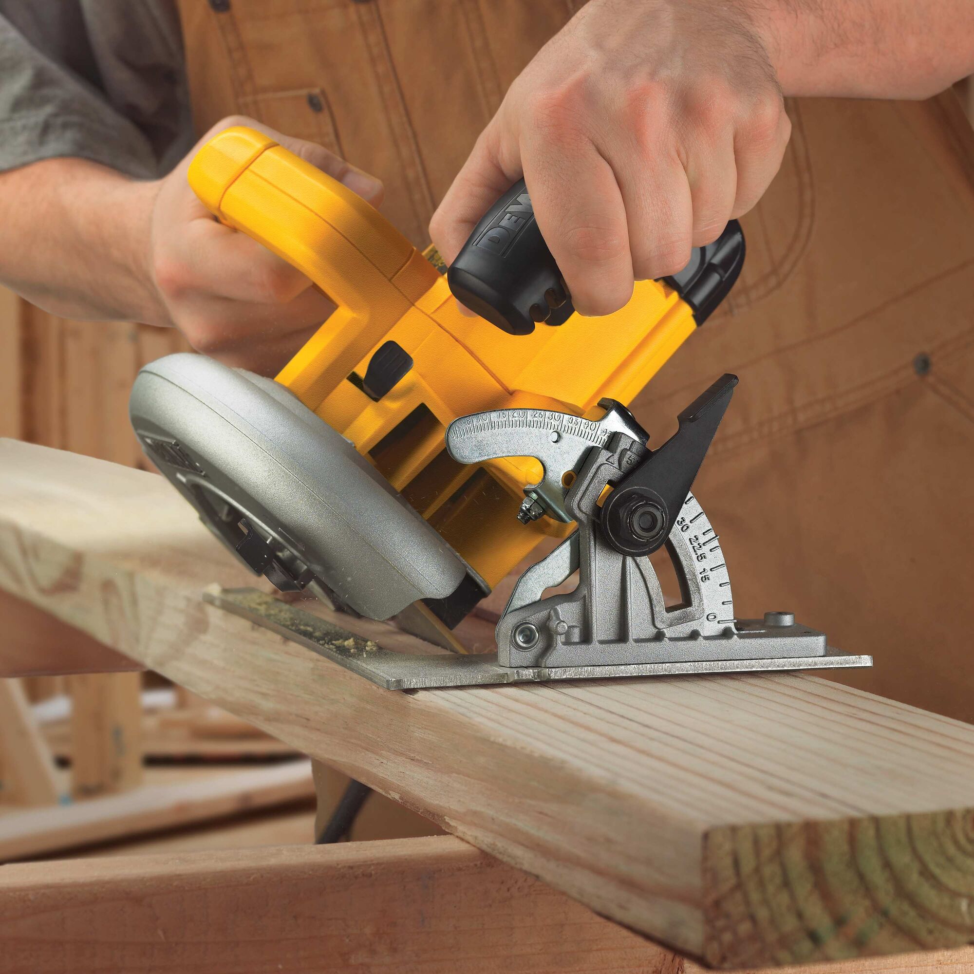 Dewalt lightweight circular outlet saw