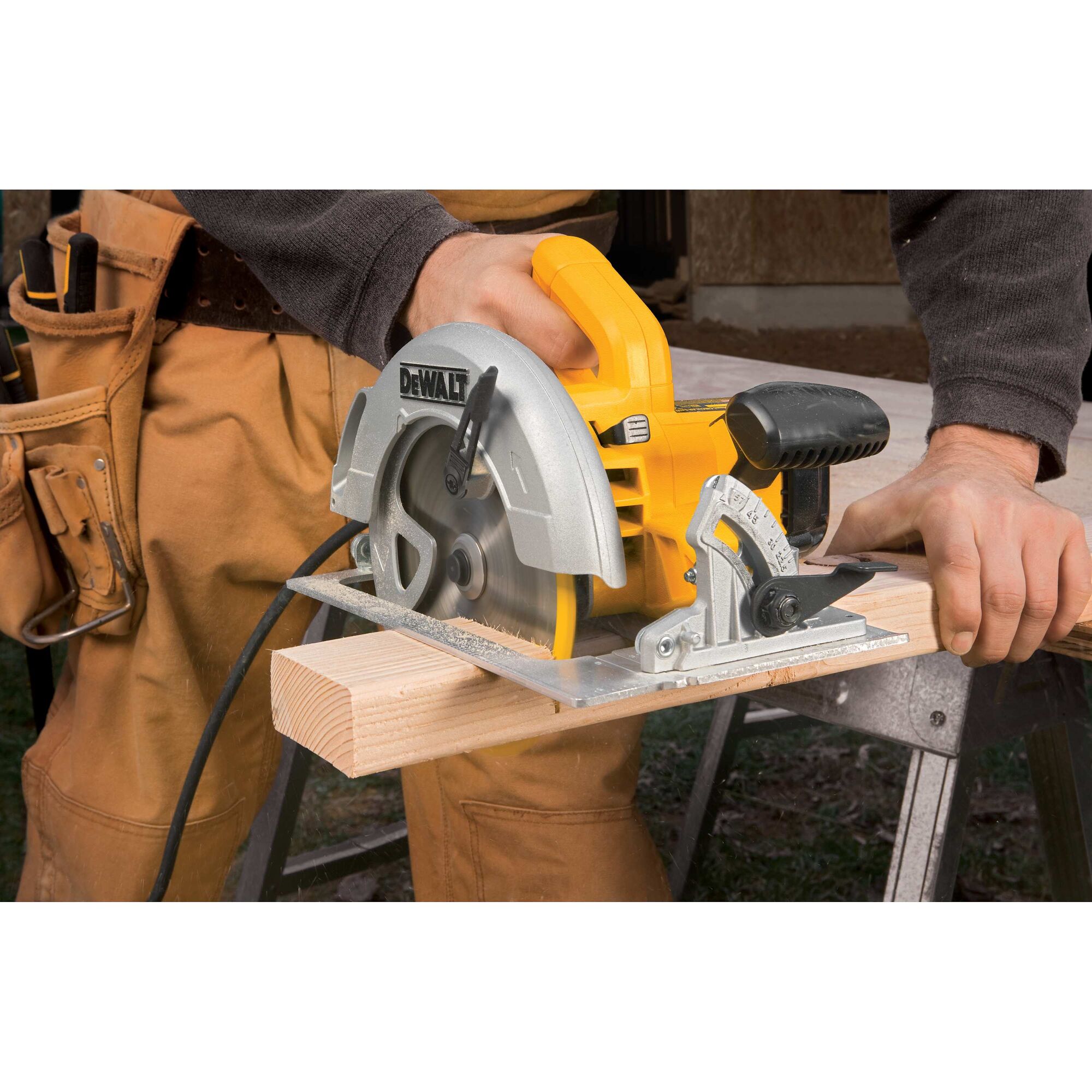 Dewalt circular best sale saw rpm