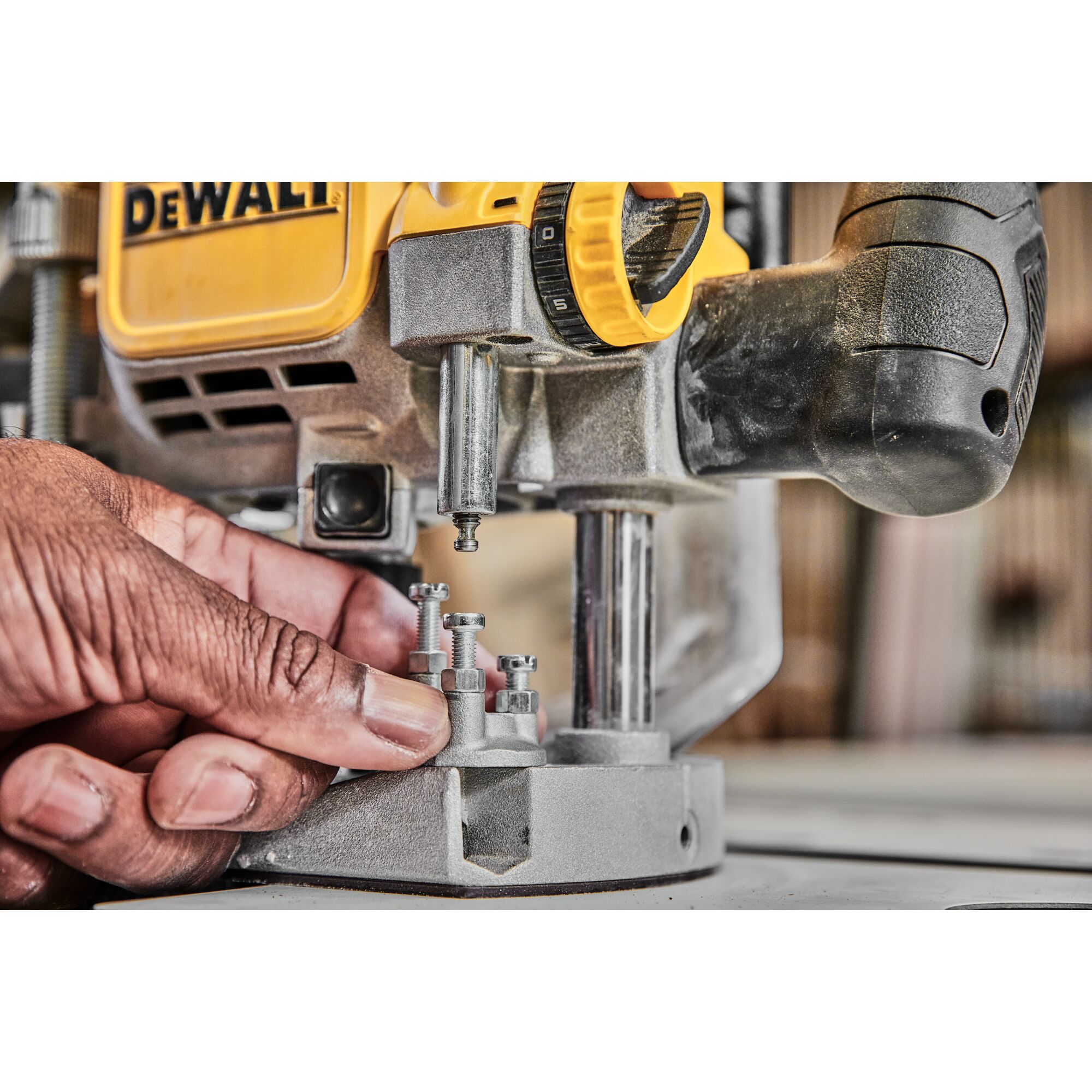 3 Peak HP Electronic Variable Speed Plunge Router | DEWALT