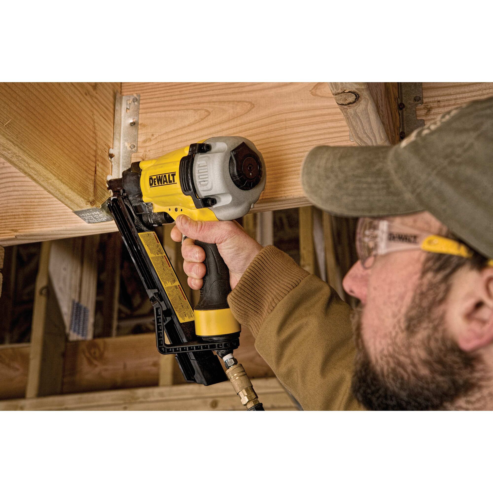 Metal connector nailer DEWALT