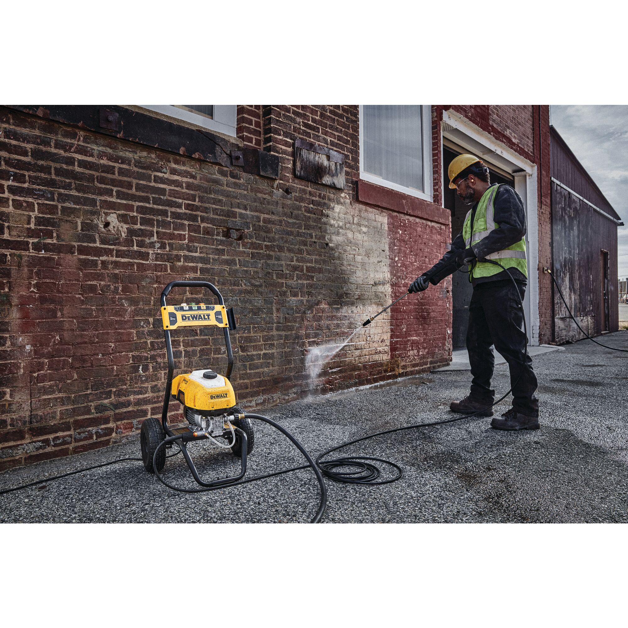 2400 PSI 13 Amp Electric Cold Water Pressure Washer DEWALT