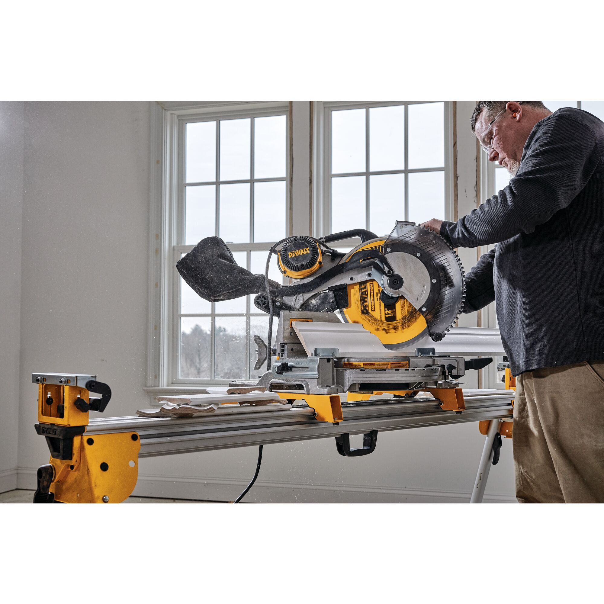 15 Amp 12 in. Electric Double Bevel Compound Miter Saw DEWALT