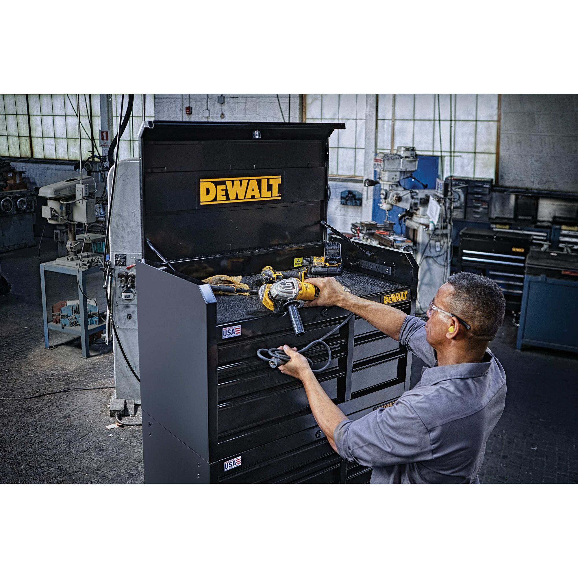 41 in. Wide 7 Drawer Tool Chest DEWALT