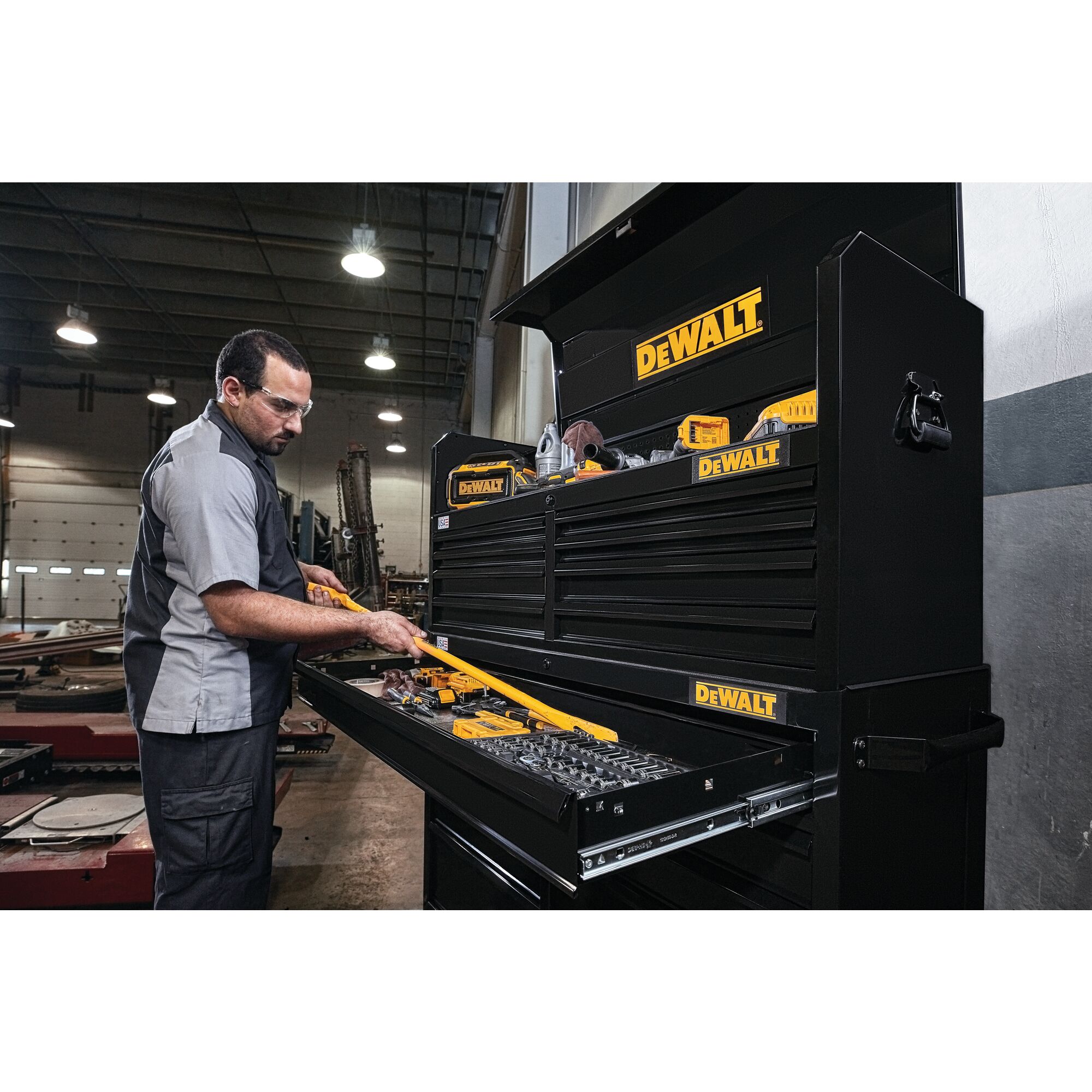 52 in. Wide 9 Drawer Rolling Tool Cabinet DEWALT