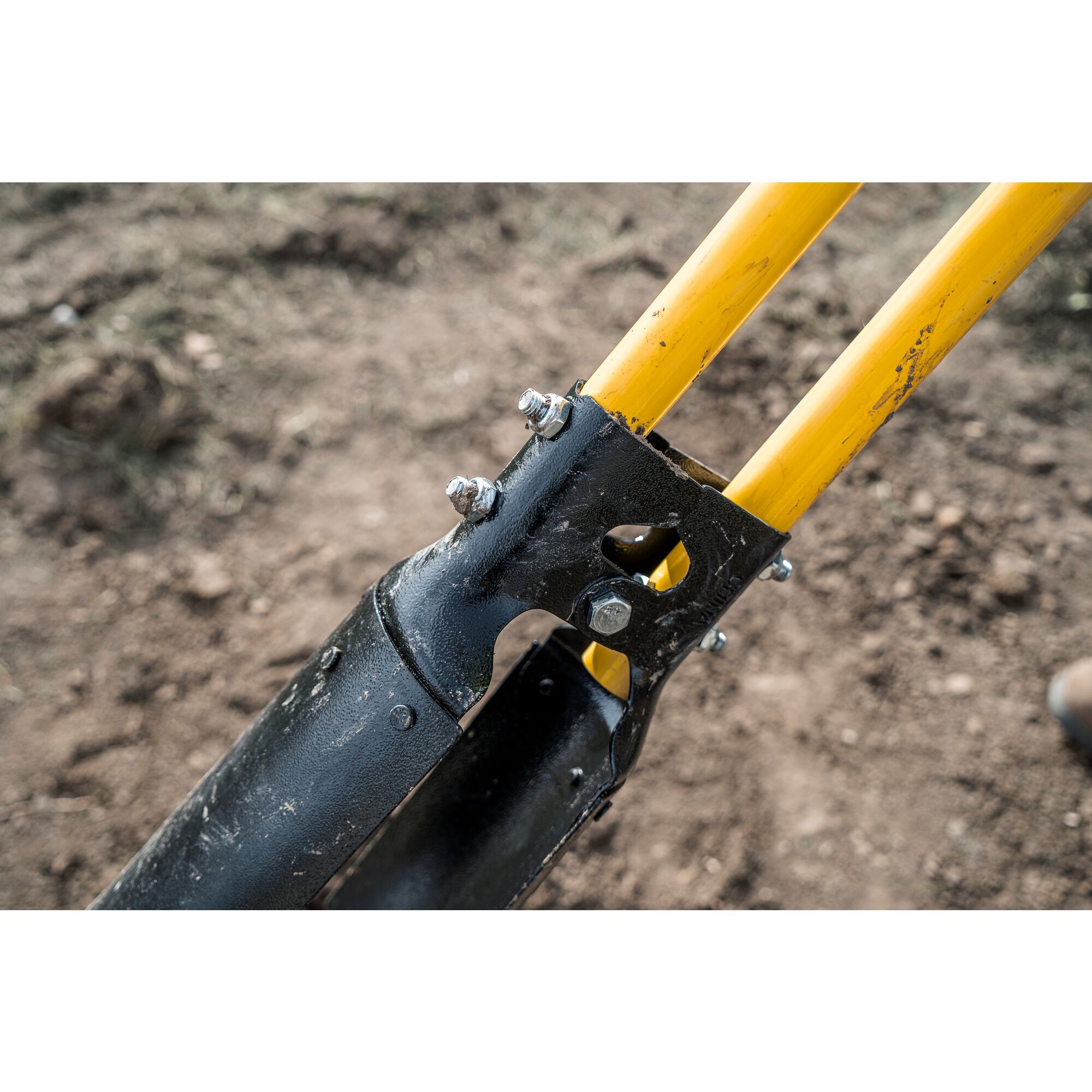 46 in Fiberglass Handle Post Hole Digger DEWALT