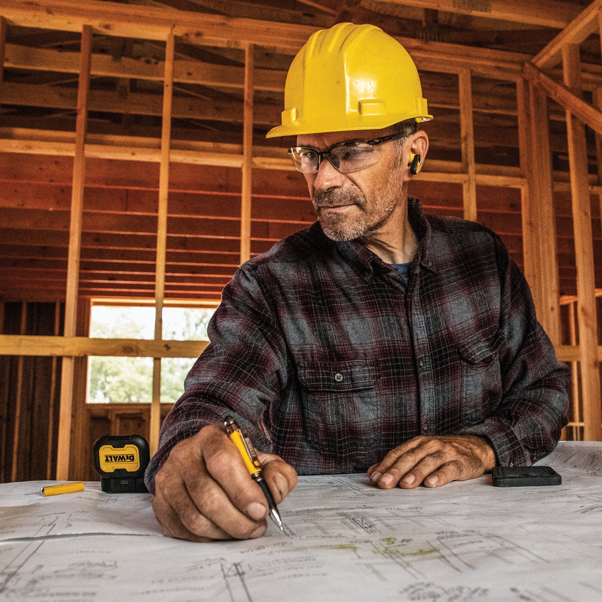 dewalt jobsite bluetooth headphones