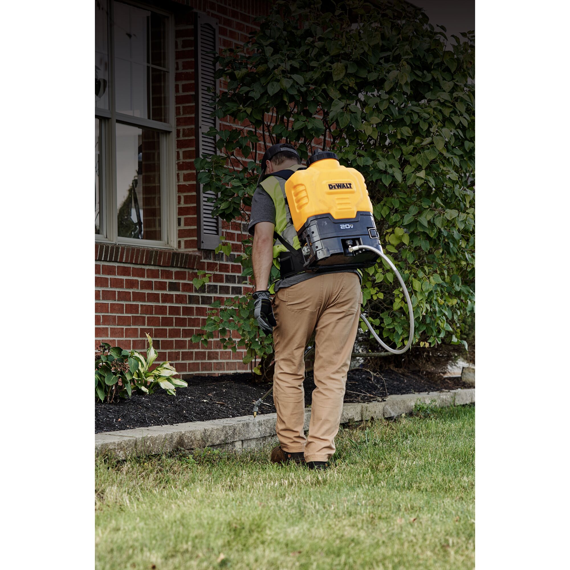 4 gal. Cordless Backpack Sprayer DEWALT