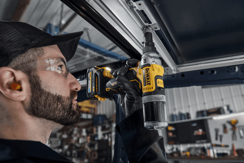 18V XR BRUSHLESS 6.4mm Rivet Tool being used on car roof